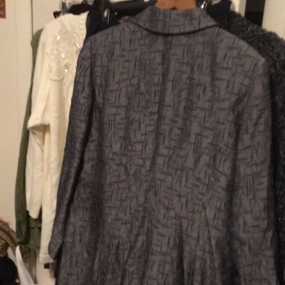 Lauren Taylor gray suit with a midi skirt slightly narrowed to the bottom, 14 - Picture 8 of 8